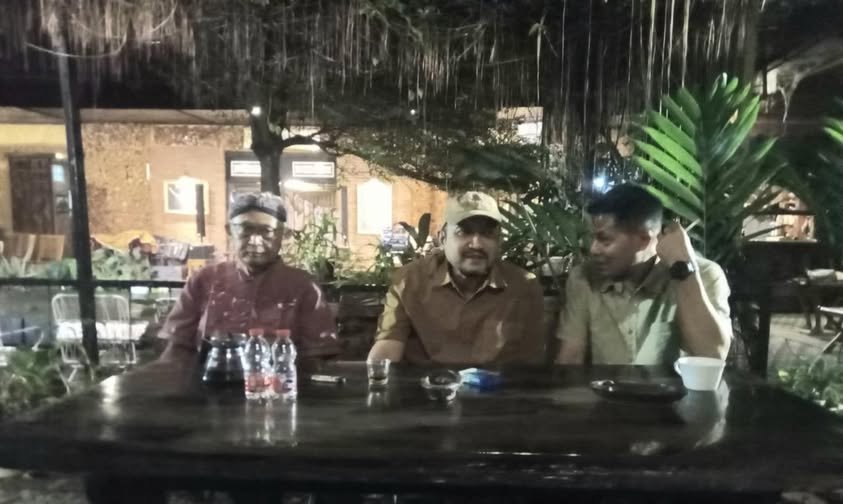 Bupati Pemalang Anom Widiyantoro (tengah) bersama ketua DPC PDIP Pemalang Junaedi (kanan)