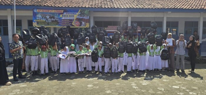 YBM BRILiaN BRI Kantor Cabang (KC) Pemalang membagikan bantuan sebanyak 60 paket pendidikan kepada siswa-siswi kurang mampu di SD Negeri 01 Loning.