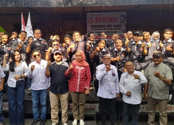 Foto Bersama - Bupati Pemalang dan pengurus PAMDI Pemalang yang baru dilantik