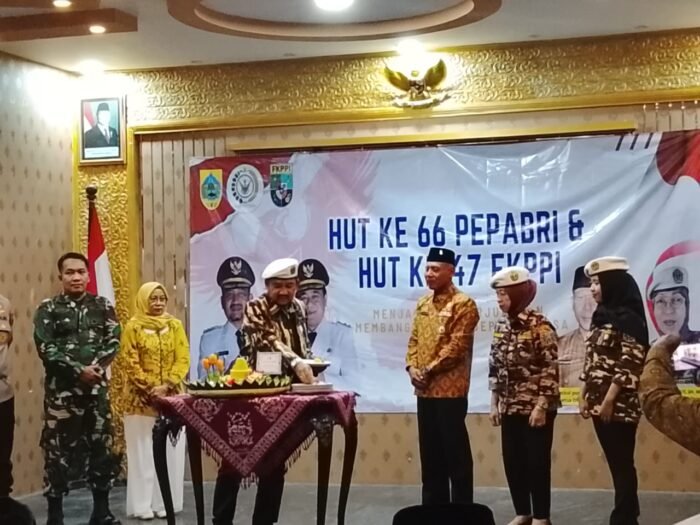 Pemotongan Tumpeng oleh Bupati Pemalang Anom Widyantoro