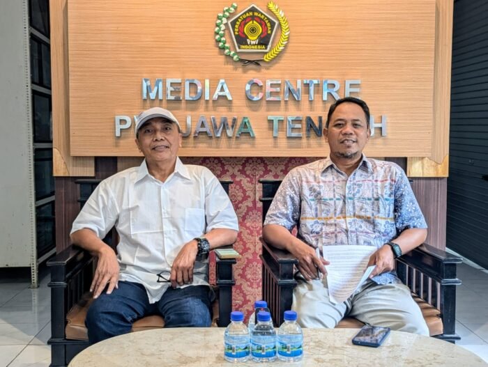 Ketua Panitia Konferprov PWI Jawa Tengah 2025 Achmad Zaenal Muttaqin didampingi Sekretaris Panitia Alkomari saat sosialisasi di Gedung Pers Jalan Mugasari No.10 Semarang pada Senin, 15 September 2025.