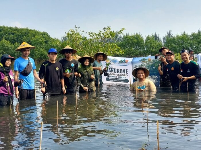 Anggota Komisi B DPRD Jawa Tengah, Harun Abdul Hafizh saat menamam mangrove di Wilayah Desa Mulyorejo dan Jeruksari Kecamatan Tirto Kabupaten Pekalongan, pada Rabu 15 Oktober 2025.