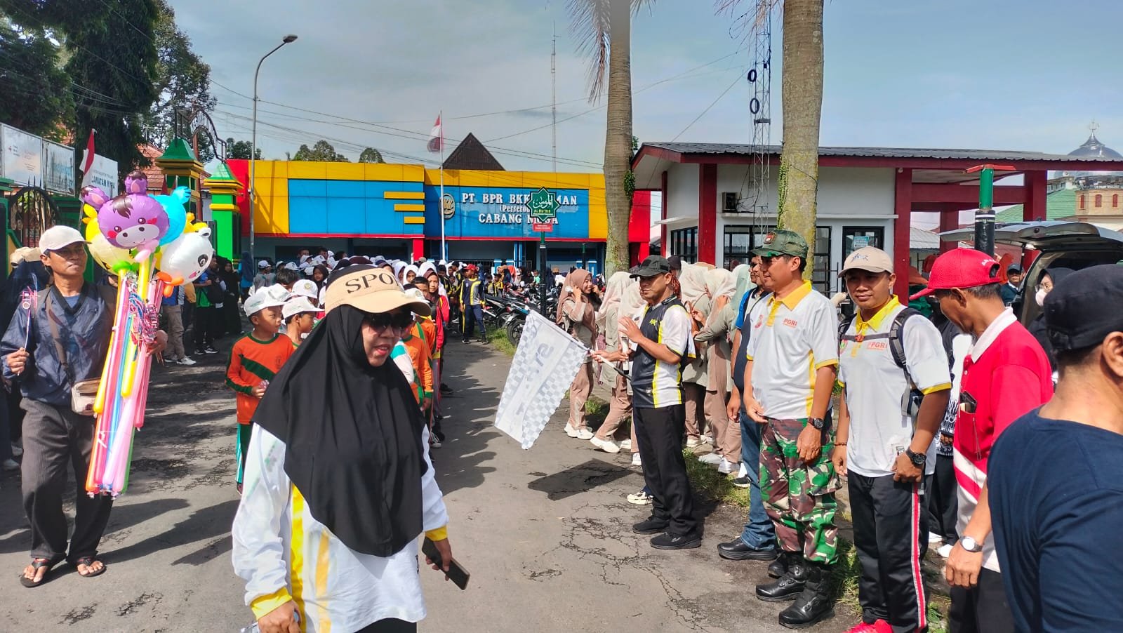 Persatuan Guru Republik Indonesia (PGRI) Kecamatan Moga, Kabupaten Pemalang, bersama guru, siswa, wali murid, dan masyarakat umum sangat antusias mengikuti jalan sehat, pada Senin 24 November 2025, kemarin