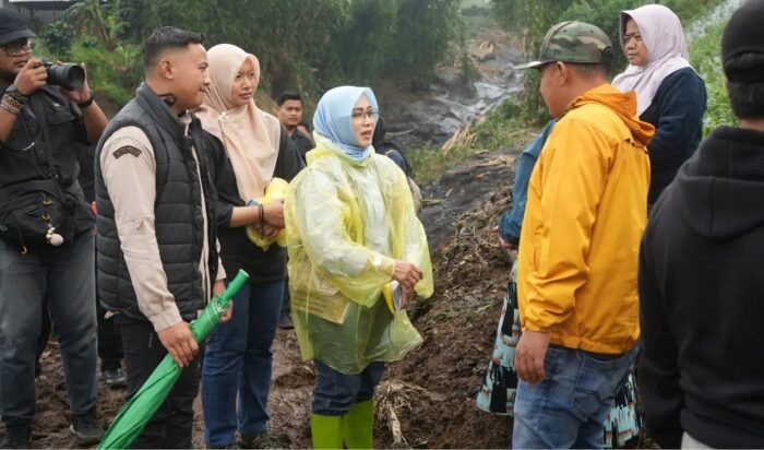 Ketua TP PKK Pemalang Noor Faizah Maenofie saat mengunjungi lokasi bencana banjir bandang dan tanah longsor di wilayah Kecamatan Pulosari