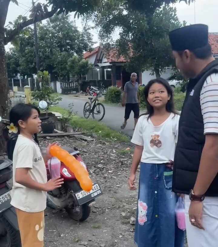 Ramadan Berkah, Anggota DPRD Pemalang Fahmidh Dhuha Berbagi Takjil Es Buah kepada Anak-anak dan Warga di Dusun Kamulyan