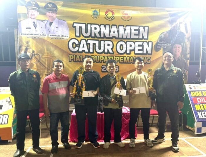 Penyerahan piala pada Turnamen Catur Open Bupati Pemalang Cup