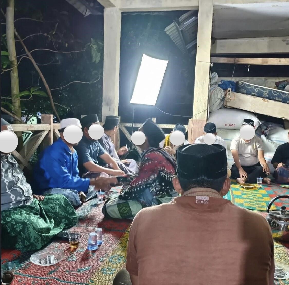 Masyarakat maupun keluarga berkumpul untuk membahas Mahar, uang adat, dan lainnya