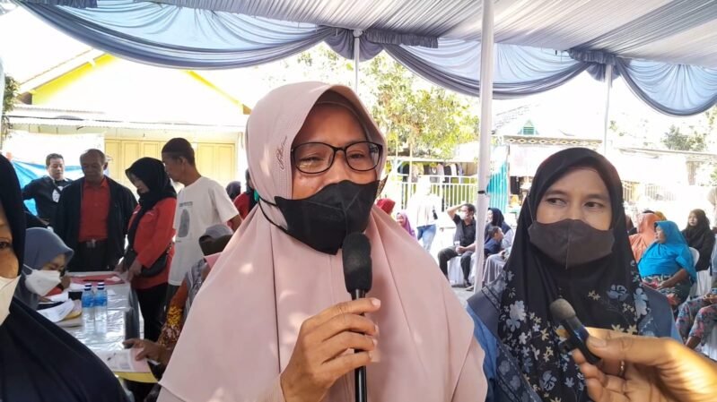 Salah satu warga Widuri, Tinah (55), saat mengikuti acara pengobatan gratis dan Dapur Marhaen (pembagian makanan gratis) bagi masyarakat Widuri dan sekitarnya.