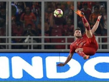 Pemain persija jakarta marko simic saat tendangan salto