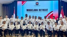 Bupati Pemalang Anom Widiyantoro (Barisan belakang, berdiri nomor keempat dari kiri) Foto Bersama Gubernur Jateng diacara retreat di Magelang