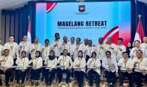 Bupati Pemalang Anom Widiyantoro (Barisan belakang, berdiri nomor keempat dari kiri) Foto Bersama Gubernur Jateng diacara retreat di Magelang