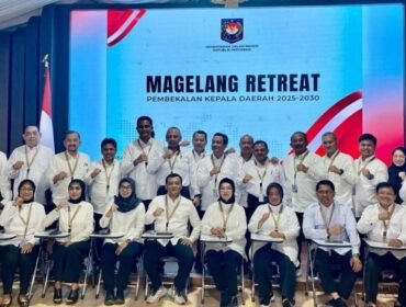 Bupati Pemalang Anom Widiyantoro (Barisan belakang, berdiri nomor keempat dari kiri) Foto Bersama Gubernur Jateng diacara retreat di Magelang
