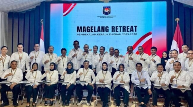 Bupati Pemalang Anom Widiyantoro (Barisan belakang, berdiri nomor keempat dari kiri) Foto Bersama Gubernur Jateng diacara retreat di Magelang