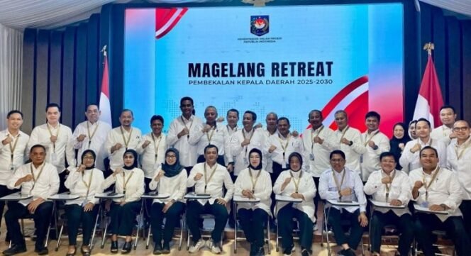 
					Bupati Pemalang Anom Widiyantoro (Barisan belakang, berdiri nomor keempat dari kiri) Foto Bersama Gubernur Jateng diacara retreat di Magelang