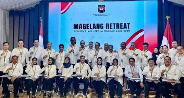 Bupati Pemalang Anom Widiyantoro (Barisan belakang, berdiri nomor keempat dari kiri) Foto Bersama Gubernur Jateng diacara retreat di Magelang