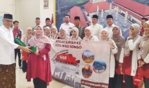 Sekretaris PP MAJT Drs KH Muhyiddin MAg menyerahkan cenderamata MAJT kepada Dr Nik Suhaida Nik Abdul Majid.