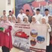 Sekretaris PP MAJT Drs KH Muhyiddin MAg menyerahkan cenderamata MAJT kepada Dr Nik Suhaida Nik Abdul Majid.