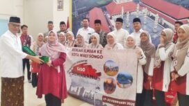 Sekretaris PP MAJT Drs KH Muhyiddin MAg menyerahkan cenderamata MAJT kepada Dr Nik Suhaida Nik Abdul Majid.