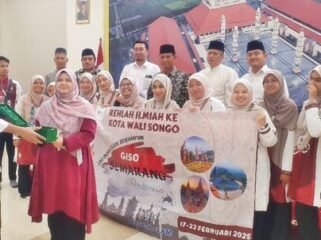 Sekretaris PP MAJT Drs KH Muhyiddin MAg menyerahkan cenderamata MAJT kepada Dr Nik Suhaida Nik Abdul Majid.