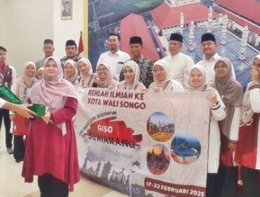 Sekretaris PP MAJT Drs KH Muhyiddin MAg menyerahkan cenderamata MAJT kepada Dr Nik Suhaida Nik Abdul Majid.