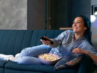 ilustrasi sedang menonton tv digital (Pixabay)