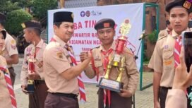Kepala Dinas Pendidikan Kota Semarang, Bambang Pramusinto saat menyerahkan piala