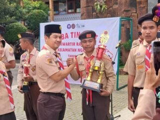 Kepala Dinas Pendidikan Kota Semarang, Bambang Pramusinto saat menyerahkan piala