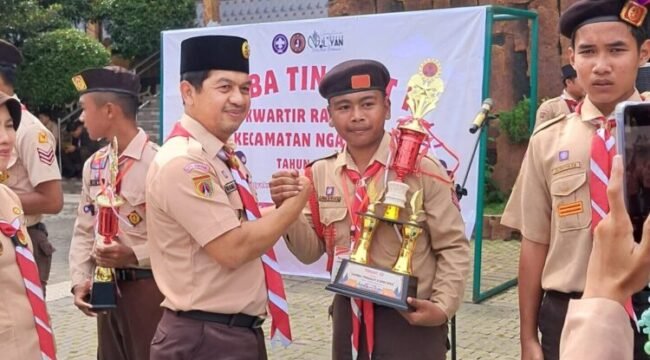 Kepala Dinas Pendidikan Kota Semarang, Bambang Pramusinto saat menyerahkan piala