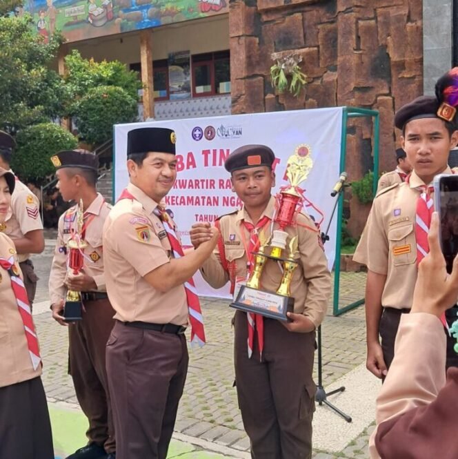 
					Kepala Dinas Pendidikan Kota Semarang, Bambang Pramusinto saat menyerahkan piala