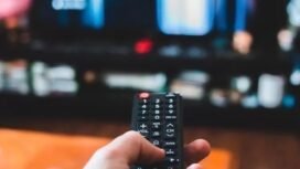 ilustrasi sedang menonton tv digital (Pixabay)