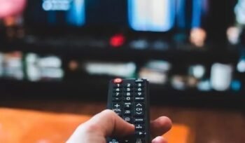 ilustrasi sedang menonton tv digital (Pixabay)