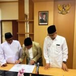 Sekretaris Komisi Fatwa Prof Dr KH Ahmad Izzuddin MAg. didampingi Sekretaris MUI KH Muhyiddin dan Ketua Komisi Fatwa Dr KH Fadlolan Musyaffa’ Lc MA menandatangani tausiah di kantor MUI Jateng, belum lama ini.