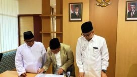 Sekretaris Komisi Fatwa Prof Dr KH Ahmad Izzuddin MAg. didampingi Sekretaris MUI KH Muhyiddin dan Ketua Komisi Fatwa Dr KH Fadlolan Musyaffa’ Lc MA menandatangani tausiah di kantor MUI Jateng, belum lama ini.