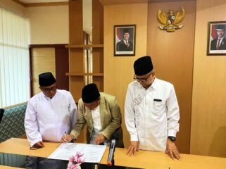 Sekretaris Komisi Fatwa Prof Dr KH Ahmad Izzuddin MAg. didampingi Sekretaris MUI KH Muhyiddin dan Ketua Komisi Fatwa Dr KH Fadlolan Musyaffa’ Lc MA menandatangani tausiah di kantor MUI Jateng, belum lama ini.