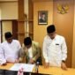 Sekretaris Komisi Fatwa Prof Dr KH Ahmad Izzuddin MAg. didampingi Sekretaris MUI KH Muhyiddin dan Ketua Komisi Fatwa Dr KH Fadlolan Musyaffa’ Lc MA menandatangani tausiah di kantor MUI Jateng, belum lama ini.