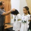 penyerahan secara simbolis medali dan penghargaan kejuaraan renang oleh Bupati Pemalang kepada atlet renang berprestasi.