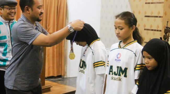 penyerahan secara simbolis medali dan penghargaan kejuaraan renang oleh Bupati Pemalang kepada atlet renang berprestasi.