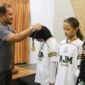 penyerahan secara simbolis medali dan penghargaan kejuaraan renang oleh Bupati Pemalang kepada atlet renang berprestasi.