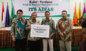 Foto Bersama Bupati Pemalang didampingi Rektor ITB Adias