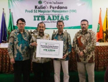 Foto Bersama Bupati Pemalang didampingi Rektor ITB Adias 