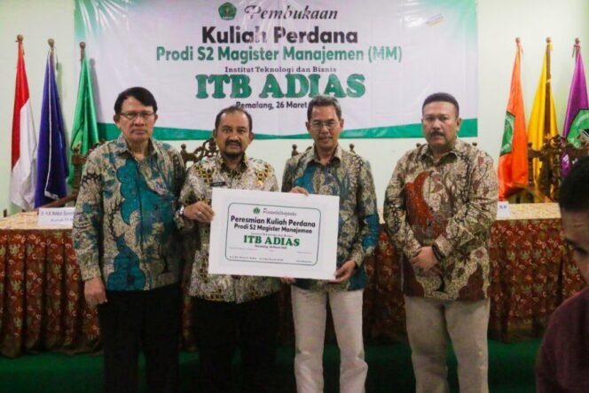 
					Foto Bersama Bupati Pemalang didampingi Rektor ITB Adias 