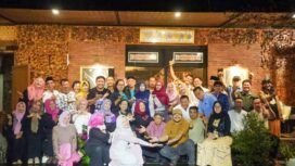 Foto bersama fans Locomotive cafe bersama Bupati Pemalang Anom Widiyantoro setelah buka puasa bersama