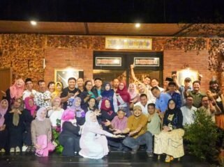 Foto bersama fans Locomotive cafe bersama Bupati Pemalang Anom Widiyantoro setelah buka puasa bersama