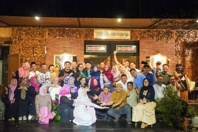 
					Foto bersama fans Locomotive cafe bersama Bupati Pemalang Anom Widiyantoro setelah buka puasa bersama