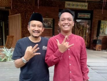 Ketua Percasi Kabupaten Pemalang, Aditya Padmanaba salam tiga jari bersama Bupati Pemalang Terpilih Anom Widiyantoro