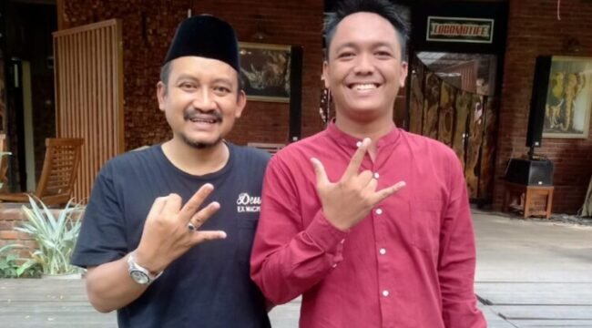 Ketua Percasi Kabupaten Pemalang, Aditya Padmanaba salam tiga jari bersama Bupati Pemalang Terpilih Anom Widiyantoro