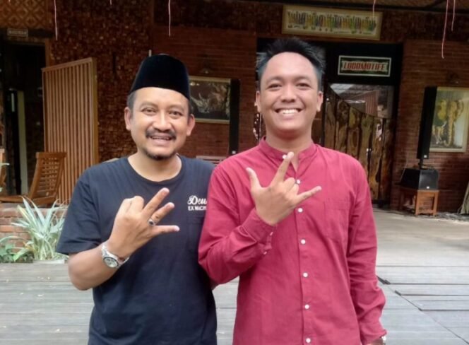 
					Ketua Percasi Kabupaten Pemalang, Aditya Padmanaba salam tiga jari bersama Bupati Pemalang Terpilih Anom Widiyantoro