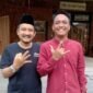 Ketua Percasi Kabupaten Pemalang, Aditya Padmanaba salam tiga jari bersama Bupati Pemalang Terpilih Anom Widiyantoro