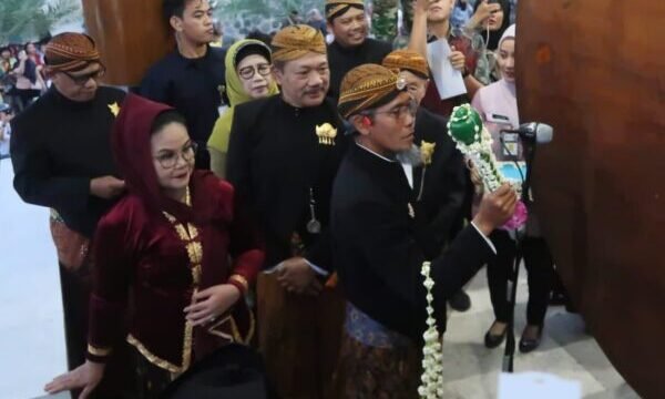 Tradisi Dugderan adalah tradisi budaya keagamaan yang ada di Kota Semarang dalam rangka menandai datangnya bulan suci Ramadan.