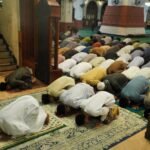 Orang sedang Sholat Berjamaah